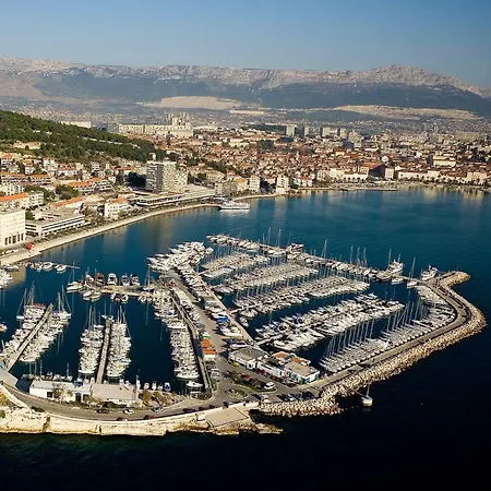 Апартаменты 3 - Beautiful Modern In The Heart Of